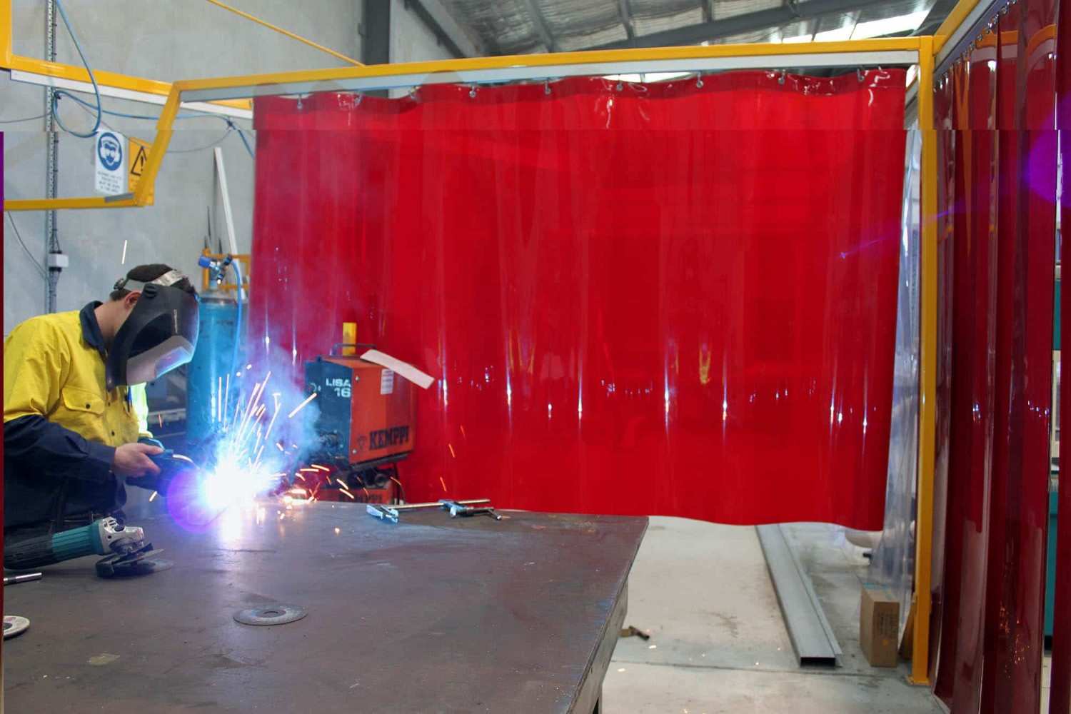 benefits-of-welding-screen-and-curtains-to-keep-welders-safe